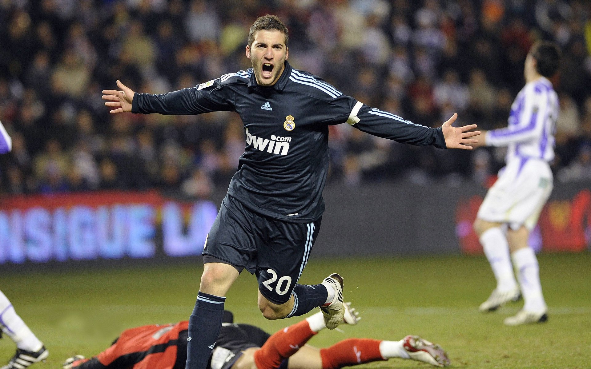 欧冠淘汰赛之夜，福克斯攻防两端的绝对统治